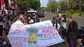 Gelar Aksi di MA, AJI Jakarta dan LBH Pers: Kawal Kasus Kekerasan Jurnalis Nurhadi Sampai Tuntas