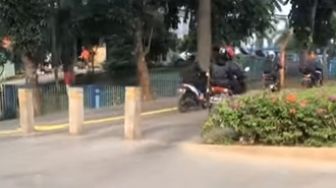 Viral Trotoar di Jakarta Jadi 'Jalur Khusus' Pemotor, Publik: 2024 Ganti Rakyat