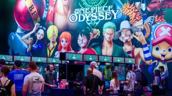 Pengunjung memainkan game 'One Piece Odyssey', video game role-playing mendatang yang dikembangkan oleh ILCA dan diterbitkan oleh Bandai Namco Entertainment, saat pameran video game Gamescom di Cologne, Jerman, Rabu (24/8/2022). [Ina FASSBENDER / AFP]
