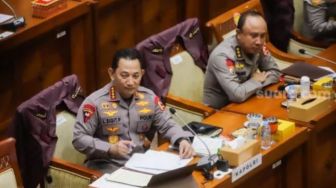 Terdengar Panggilan Sayang di Tengah Rapat Komisi III Bareng Kapolri, Warganet: Hayo Siapa Itu