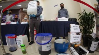 Petugas memperlihatkan barang bukti bahan baku pembuatan narkotika jenis sabu sebelum dimusnahkan di halaman Kantor BNNP Kepri, Batam, Kepulauan Riau, Kamis (25/8/2022). [ANTARA FOTO/Teguh Prihatna/wsj]