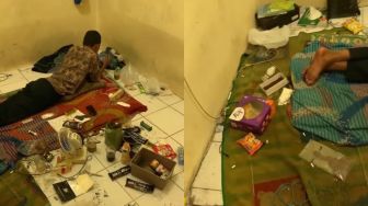 Viral Pemuda Rebahan di Kamar Super Kotor dan Berantakan, Bikin Warganet Geram: Jorok Banget!