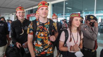 Tarian Dayak Sambut Atlet UCI MTB Elimintator World Cup 2022 di Bandara Tjilik Riwut Palangka Raya