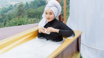 Unggah Foto Mandi di Bathtub, Kecantikan Ririe Fairus Panen Pujian