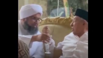 Video Al Habib Ali Debat dengan Quraish Shihab Saat Ditawari Minum, Netizen: Adem Lihatnya