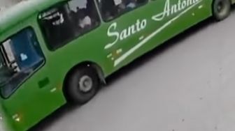 Bikin Ngilu! Video Detik-detik Pengendara Motor Nyaris Terlindas Bus, Netizen: Helmnya Standar Luar Negeri