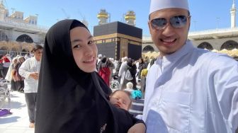 10 Potret Anak Artis Ikut Umrah, Kartika Putri Ajak Buah Hatinya saat Masih Bayi