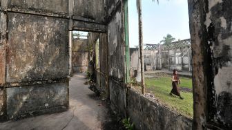 Pelajar berjalan di dalam benteng pertahanan peninggalan masa kolonial Belanda yang terbengkalai di Muara Tembesi, Batanghari, Jambi, Jumat (26/8/2022). [ANTARA FOTO/Wahdi Septiawan/foc]