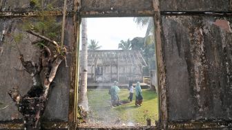 Pengunjung berjalan di dalam benteng pertahanan peninggalan masa kolonial Belanda yang terbengkalai di Muara Tembesi, Batanghari, Jambi, Jumat (26/8/2022). [ANTARA FOTO/Wahdi Septiawan/foc]
