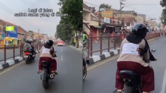 Pemotor Boncengan Jalan Perlahan, Alasan Dibaliknya Tertempel di Punggung Penumpang Bikin Mewek Publik