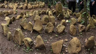 Batu dengan posisi melingkar atau Circle Stone di Desa Jahiang, Kecamatan Salawu, Kabupaten Tasikmalaya, Jawa Barat, Kamis (25/8/2022). [ANTARA FOTO/Adeng Bustomi/hp]