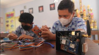 Dua orang siswa merakit komponen elektronik Sistem Pendeteksi Kecelakaan di SMA Negeri 1 Boyolali, Jawa Tengah, Kamis (25/8/2022). [ANTARA FOTO/Aloysius Jarot Nugroho/wsj]