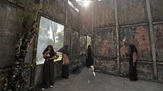 Pelajar bersantai di dalam benteng pertahanan peninggalan masa kolonial Belanda yang terbengkalai di Muara Tembesi, Batanghari, Jambi, Jumat (26/8/2022). [ANTARA FOTO/Wahdi Septiawan/foc]