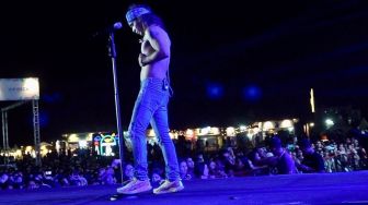 Kaka Slank Tampil Seksi, tapi Tetap Rocker di Konser Indra Lesmana