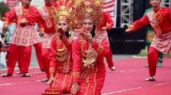 Peserta menari di area Blitar Ethnic National (BEN) Carnival 2022 di Kota Blitar, Jawa Timur, Sabtu (27/8/2022). [ANTARA FOTO/Irfan Anshori/tom]