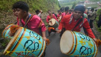 Warga memainkan gendang saat mengikuti parade 1.000 songket, pada Festival Pandai Sikek, di Nagari Pandai Sikek, Kabupaten Tanah Datar, Sumatera Barat, Sabtu (27/8/2022).[ANTARA FOTO/Iggoy el Fitra/tom]