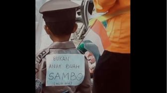 Kocak! Pakai Kostum Polisi, Anak Kecil Ini Beri Keterangan "Bukan Anak Buah Sambo"