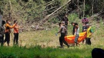 Mayat Pria Memakai Gamis dan Celana Hitam Ditemukan Tertelungkup di Sungai Magetan