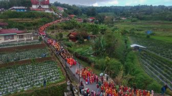 Foto udara warga mengikuti parade 1.000 songket, pada Festival Pandai Sikek, di Nagari Pandai Sikek, Kabupaten Tanah Datar, Sumatera Barat, Sabtu (27/8/2022). [ANTARA FOTO/Iggoy el Fitra/tom]