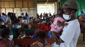 Warga mengantre untuk berobat pada kegiatan pengobatan massal gratis di Kampus STIKES Papua, Kota Sorong, Papua Barat, Sabtu (27/8/2022). [ANTARA FOTO/Olha Mulalinda/tom]