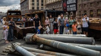 Orang-orang melihat peralatan militer Rusia yang hancur di jalan Khreshchatyk, Kyiv, Ukraina, Rabu (24/8/2022). [Dimitar DILKOFF / AFP]