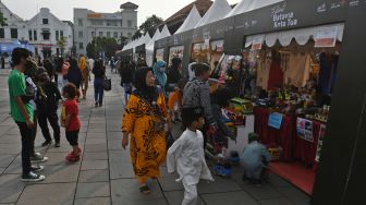 Sejumlah warga mengunjungi stan UMKM dalam Festival Batavia Kota Tua di Jakarta, Jumat (26/8/2022). [ANTARA FOTO/Aditya Pradana Putra/wsj]