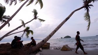 Pengunjung berwisata di Pantai Holtekamp, Distrik Muara Tami, Kota Jayapura, Papua, Jumat (26/8/2022). [ANTARA FOTO/Sakti Karuru/wsj]