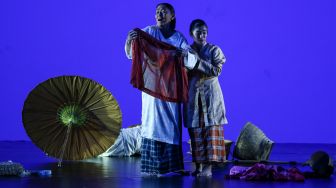 Pemeran teater mementaskan Under The Volcano pada media preview di Ciputra Artpreneur, Jakarta, Jumat (26/8/2022). [ANTARA FOTO/Rivan Awal Lingga/wsj]