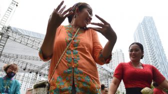 Sejumlah perempuan dari berbagai komunitas wanita berkebaya menari dan berdansa dalam acara Kebaya Berdansa di Tribeca Park, Jakarta, Sabtu (27/8/2022).  ANTARA FOTO/Indrianto Eko Suwarso