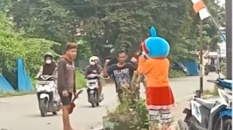 Sama-sama Cari Uang di Jalan, Pengamen Ini Masih Sisihkan Uang untuk Badut