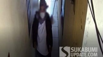 Rekaman CCTV Memperlihatkan Wanita Berhijab yang Diduga Maling Uang Puluhan Juta dari Kos-kosan di Sukabumi