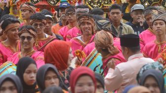 Warga mengikuti parade 1.000 songket, pada Festival Pandai Sikek, di Nagari Pandai Sikek, Kabupaten Tanah Datar, Sumatera Barat, Sabtu (27/8/2022). [ANTARA FOTO/Iggoy el Fitra/tom]