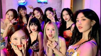 Ada Pesan Spesial dari TWICE di Musik Video “Talk That Talk”