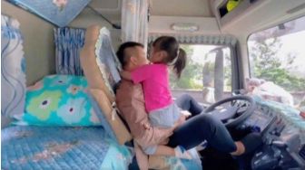 Viral Sopir Ubah Kabin Truk Jadi Kamar Tidur Putrinya, Kisahnya Bikin Haru!