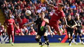 Striker Liverpool Roberto Firmino (tengah) menembak untuk mencetak gol keempat mereka selama pertandingan sepak bola Liga Premier Inggris antara Liverpool melawan Bournemouth di Anfield, Sabtu (27/8/2022) malam WIB, Oli SCARFF / AFP
