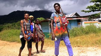 Sejumlah Warga Negara Papua Nugini berjalan memasuki wilayah Republik Indonesia melalui jalur alternatif tradisional di Distrik Muara Tami, Kota Jayapura, Papua, Sabtu (27/8/2022).  ANTARA FOTO/Gusti Tanati