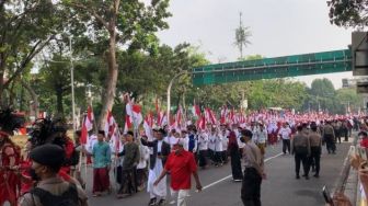 Pagi Ini Jokowi Buka Acara Kirab Bendera Merah Putih Sepanjang 1.700 Meter Dari Istana Merdeka hingga Bundaran HI