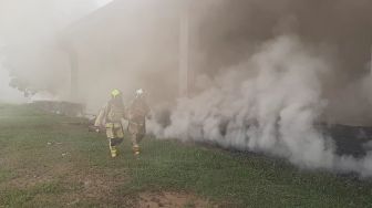 14 Petugas Pemadam Kebakaran Dilarikan ke Rumah Sakit saat Padamkan Api Bangunan Mangkrak RS Untan