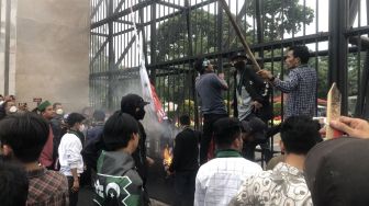 Memaksa Masuk, Aksi HMI di Depan Gedung DPR Diwarnai Pembakaran Spanduk dan Lemparan Botol