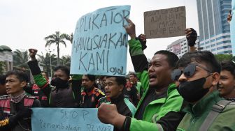 Sejumlah pengemudi layanan ojek daring berunjuk rasa di depan kompleks parlemen, Senayan, Jakarta, Senin (29/8/2022). ANTARA FOTO/Aditya Pradana Putra