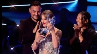 Taylor Swift Pakai Gaun Mini Kristal di MTV VMA 2022, Penampilan Menterengnya Jadi Sorotan