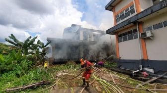 Bangunan Terbengkalai Milik RS Untan Pontianak Terbakar, Asap Tebal Petugas Pemadam Jatuh Pingsan