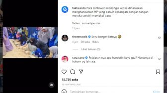 Viral, Video Santriwati Nangis Saat Diminta Hancurkan HP Pakai Batu, Warganet: Seru Banget