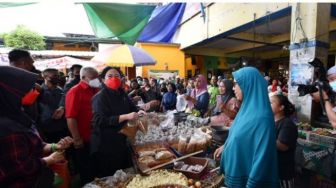 Puan Maharani Tinjau Harga Bahan Pangan di Pasar Mataram