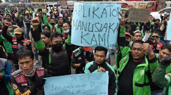 Sejumlah pengemudi layanan ojek daring berunjuk rasa di depan kompleks parlemen, Senayan, Jakarta, Senin (29/8/2022). ANTARA FOTO/Aditya Pradana Putra