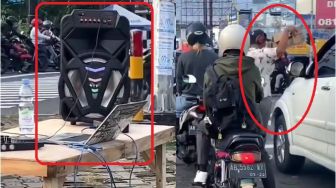 Aksi Musisi Jalanan Bawa Laptop Saat Ngamen di Lampu Merah Jadi Sorotan, Publik: Mewah