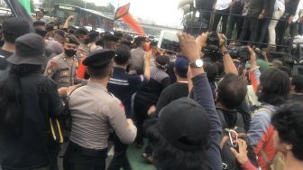 Gegara Blokir Jalan saat Demo di DPR, Massa HMI dan Polisi Terlibat Bentrok