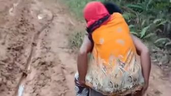 VIDEO Pasien di Kab Landak Terpaksa Digendong karena Akses Jalan Sulit, Netizen Senggol Sutarmidji: Semoga Mau Mendengar