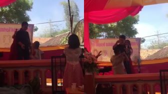 Video Bocah Laki-Laki Labrak Biduan Dangdut yang Nyanyi Bareng Ayahnya, Publik: Anak Cowok Pelindung Emaknya