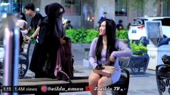 Kontra Konten YouTuber Bercadar Paksa Wanita Seksi Tutup Aurat di Malioboro, Rusak Citra Islam?